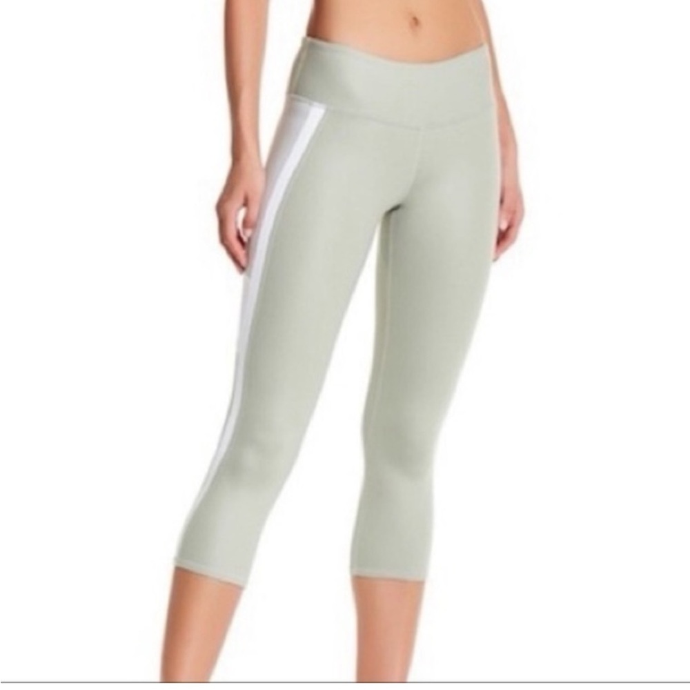 ALO YOGA Seafoam Green Colorblock Helena
Capri Leggings SIZE small